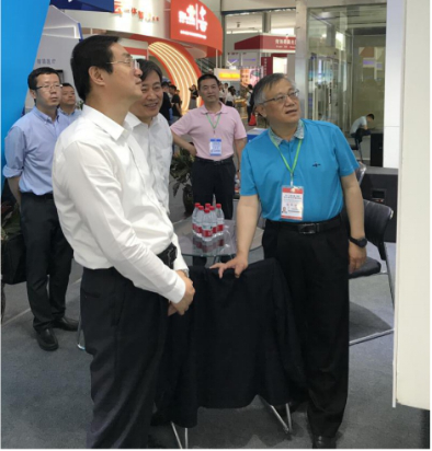 省委常委、西寧市委書記王曉蒞臨第十九屆青洽會(huì)青海物產(chǎn)展位參觀