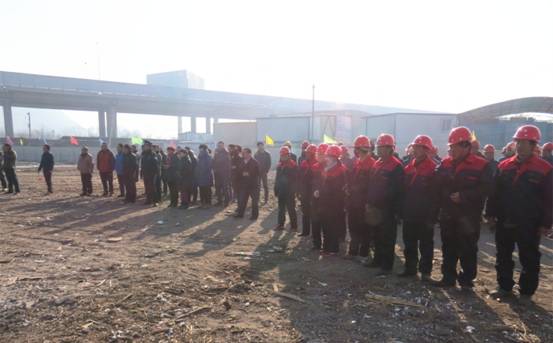 揚(yáng)鞭策馬喜圓發(fā)展夢，萬眾一心共筑新長城